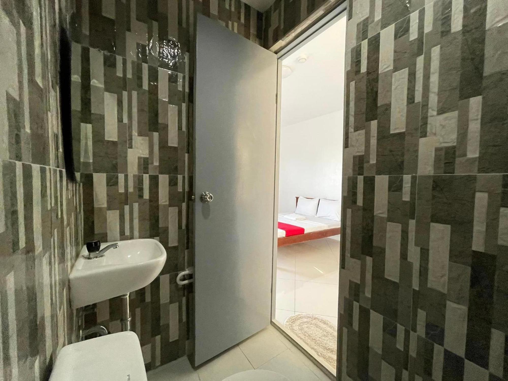 Oyo 778 Fat J Apartelle Otel Cebu Dış mekan fotoğraf