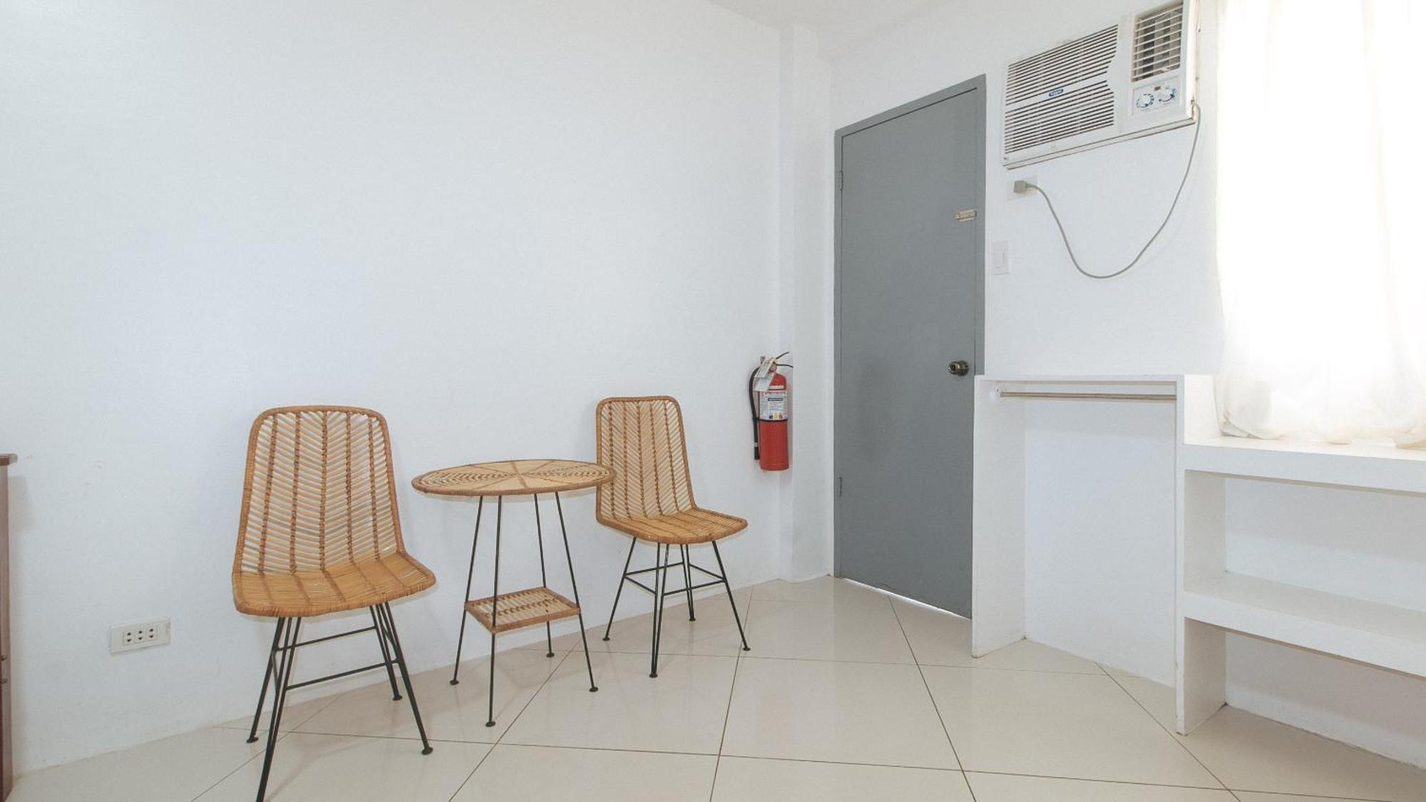 Reddoorz At Fat J Apartelle Mactan Cebu Dış mekan fotoğraf